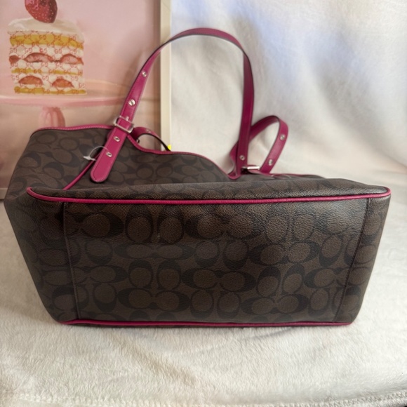 🔴SOLD🔴 Coach Meadow Shoulder Bag in Signature Coated Canvas - Picture 9 of 12